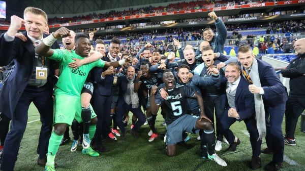 لاعبو أياكس يحتفلون بالتأهل