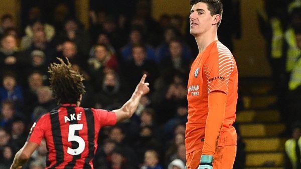 آكي يحتفل بهدفه وسط حسرة تيبو كورتوا حارس تشيلسي