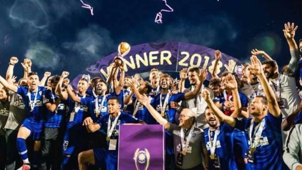 تتويج لاعبي الهلال بكأس السوبر السعودي