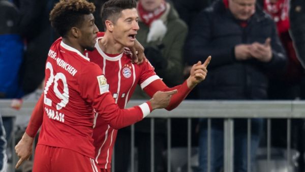 ليفاندوفسكي (يمين)