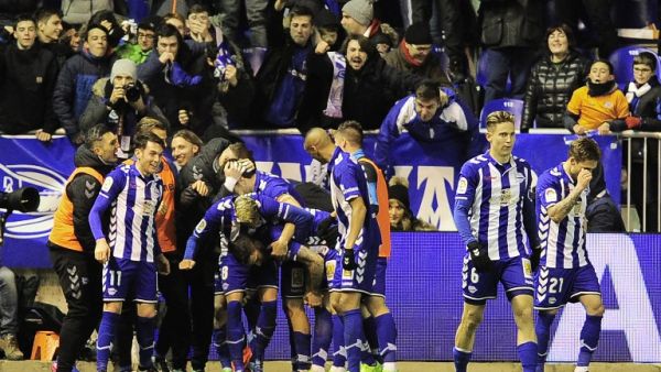 لاعبو آلافيس يحتفلون بالهدف