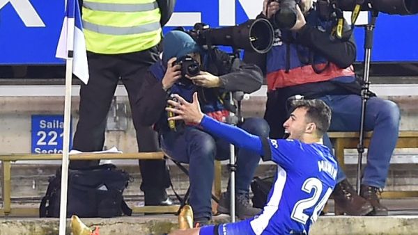 Alaves' Spanish forward Munir El-Haddadi celebrates after scoring his team's first goal during the Spanish 'Copa del Rey' (King's cup) quarter-final second leg football match between Deportivo Alaves and Valencia CF at the Mendizorrotza stadium in Vitoria on January 24, 2018.
ANDER GILLENEA / AFP