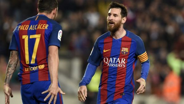 ميسي (يمين) يهنىء آلكاسير بهدفه