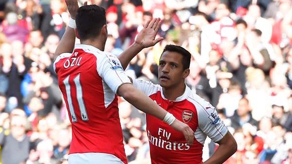 هدف أليكسيس (يمين) لم يكن كافياً لمنح آرسنال نقاط المباراة