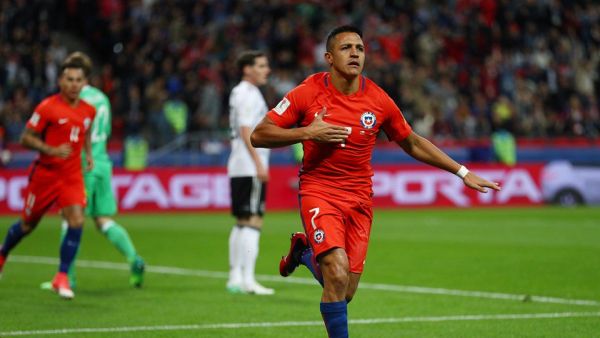 أليكسيس يحتفل بهدفه