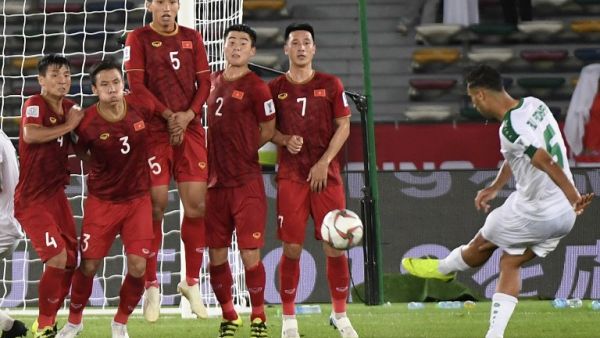  Vietnam twice led against Iraq but were unable to hold out for a point in the Asian Cup as Ali Adnan struck a 90th-minute free-kick. 