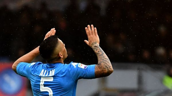 آلان يحتفل بهدفه