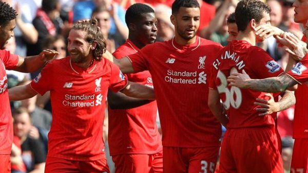 لاعبو ليفربول يحتفلون بهدف آلين (الثاني من اليسار)