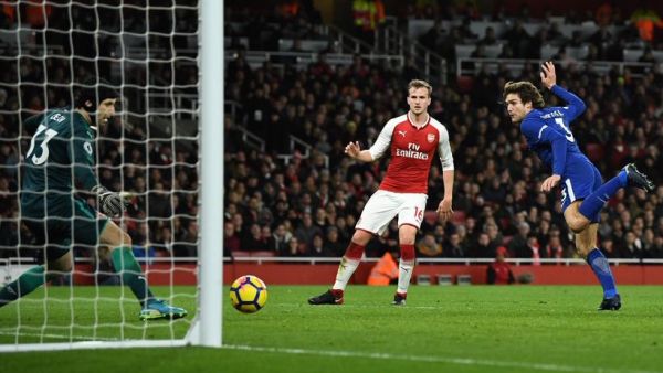 ألونسو (يمين) يسجل هدف تشيلسي الثاني