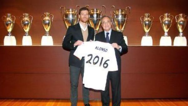 فلورينتينو بيريز رئيس ريال مدريد وتشابي ألونسو بعد التجديد فلورينتينو بيريز رئيس ريال مدريد وتشابي ألونسو بعد التجديد