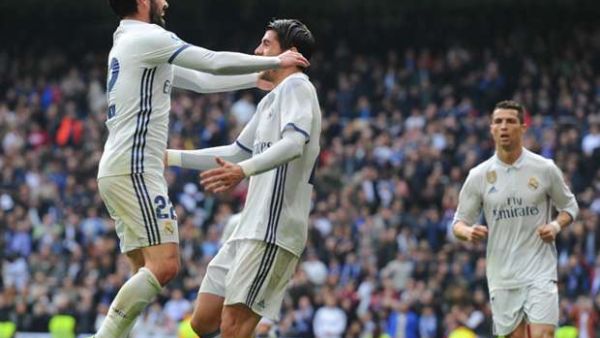 إيسكو (يسار) يهنىء موراتا (وسط) بهدفه