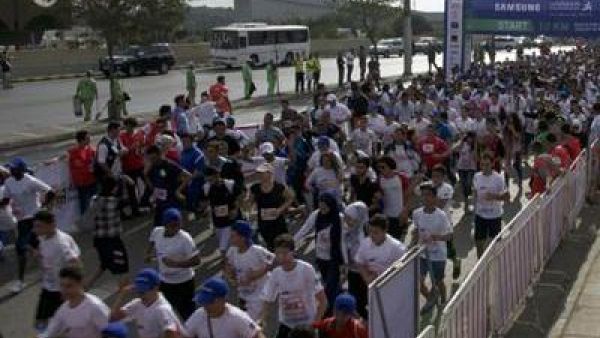 Runners take off at the start of the 2015 Samsung Amman Marathon 10km race (Photo by Amjad Ghsoun)