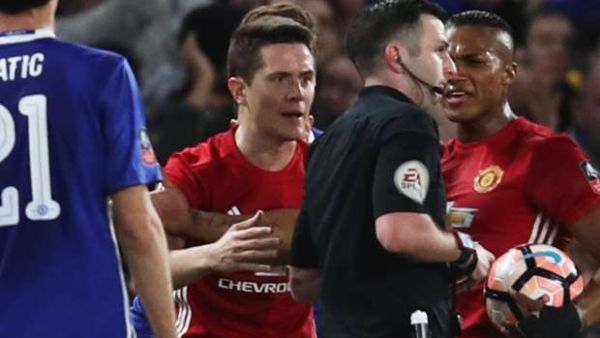 لاعبو يونايتد يعترضون على قرار طرد هيريرا (وسط)