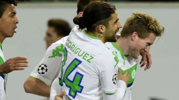 لاعبو فولفسبورغ يحتفلون بهدف شورليه (يمين)