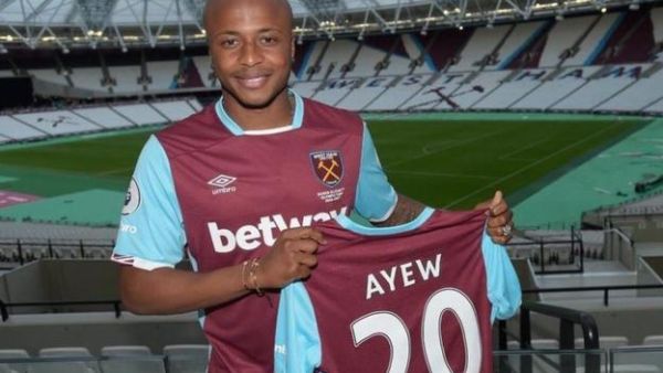 آيوو يعرض قميص فريقه الجديد