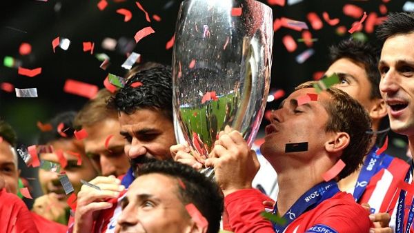 غريزمان يقبل كأس السوبر الأوروبي