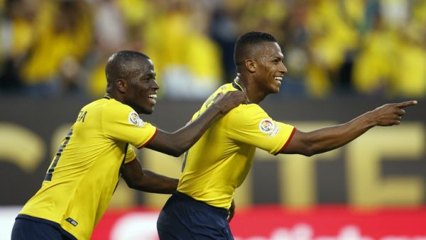 أنتونيو فالنسيا (يمين) يحتفل بهدفه