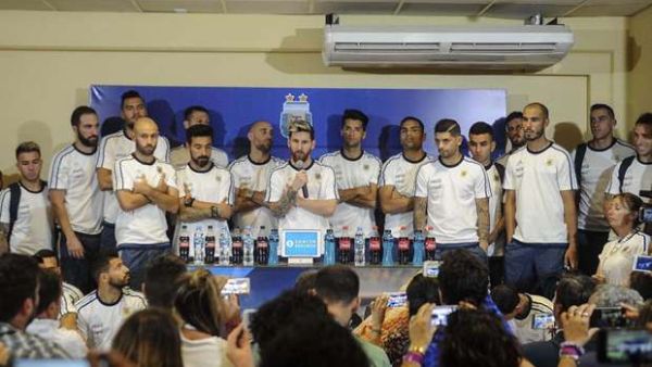 ميسي يتحدث بالنيابة عن زملائه