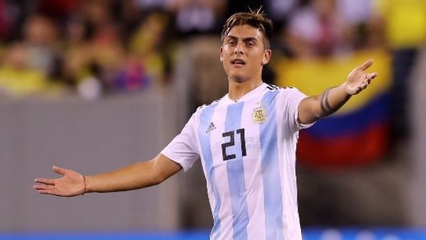 باولو ديبالا خلال مباراة منتخب بلاده مع نظيره الكولومبي والتي انتهت بالتعادل السلبي فجر الأربعاء