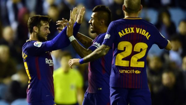 آرناييز (يسار) يتلقى التهنئة بهدف من باولينيو (وسط) وأليكس فيدال