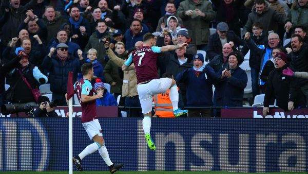 آرناتوفيتش يحتفل بهدفه