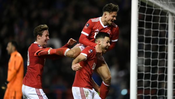 لاعبو نوتنغهام يحتفلون بالهدف الثالث