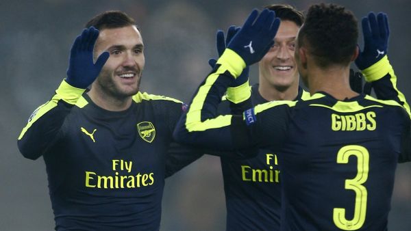 لاعبو آرسنال يحتفلون بأحد الأهدف