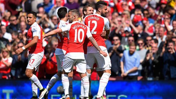 لاعبو آرسنال يحتفلون بهدف جيرو الأول (يمين)