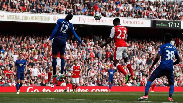 ويلبيك يسدد مسجلاً هدف آرسنال الثاني