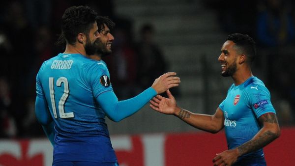 والكوت (يمين) يتلقى التهنئة من زميليه محمد النني وجيرو خلال المباراة