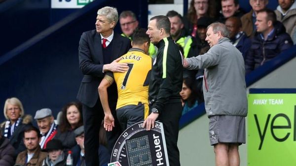 سانشيز (وسط) يغادر المباراة بداعي الإصابة