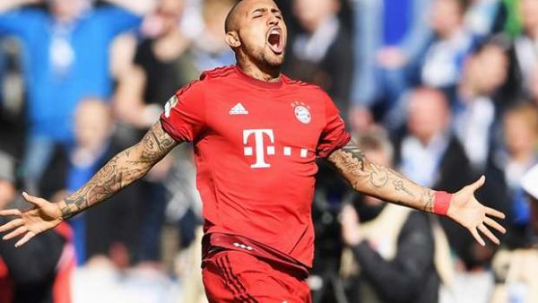 فيدال يحتفل بهدفه