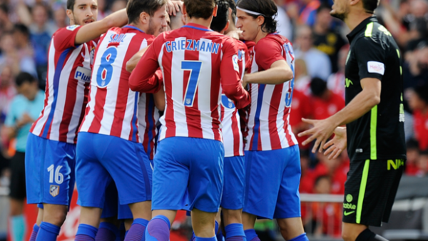 لاعبو أتلتيكو يحنفلون بأحد الأهداف