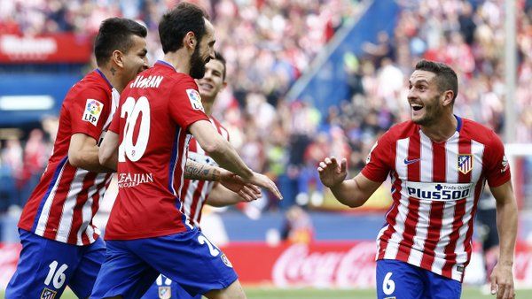 لاعبو أتلتيكو يحتفلون بهدف خوانفران