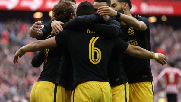 لاعبو أتلتيكو مدريد يحتفلون خلال المباراة