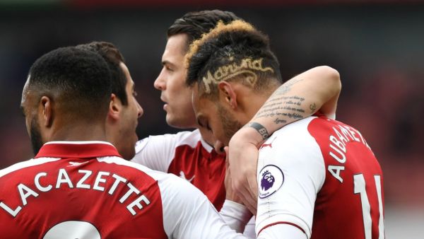 أوباميانغ (يمين) يقود آرسنال للفوز