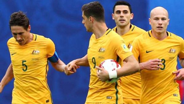 لاعبو أستراليا يحتفلون بهدف ميليغان (يسار)