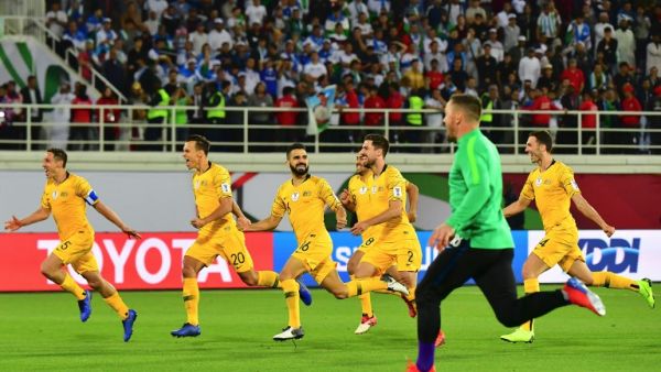 Australia's players celebrate their victory during the 2019 AFC Asian Cup Round of 16 football match between Australia and Uzbekistan at the Khalifa bin Zayed Stadium in Al-Ain on January 21, 2019.
Giuseppe CACACE / AFP