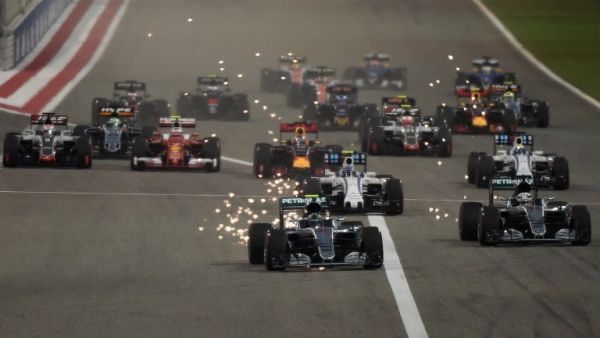 Mercedes AMG Petronas F1 Team's German driver Nico Rosberg leads at the start of the Bahrain Formula One Grand Prix at the Sakhir circuit in Manama on April 3, 2016. AFP PHOTO / MOHAMMED AL-SHAIKH
MOHAMMED AL-SHAIKH / AFP