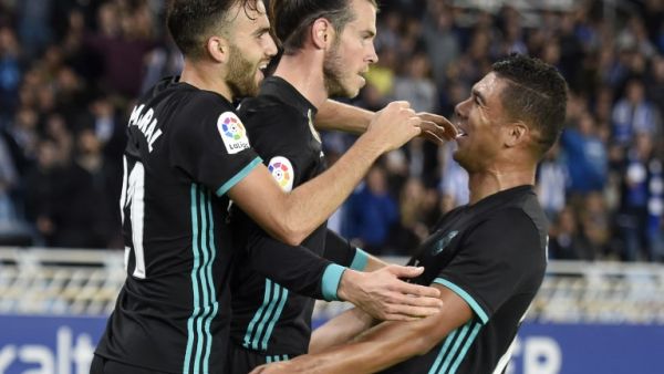 كاسيميرو (يمين) ومايورال (يسار) يهنئان بايل بهدفه