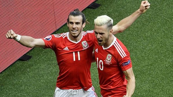 آرون رامزي (يمين) وبايل يحتفلان بالهدف