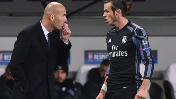 Real Madrid's French coach Zinedine Zidane (L) gives instructions to Real Madrid's Welsh forward Gareth Bale during the UEFA Champions League group F football match Legia Warsaw vs Real Madrid CF in Warsaw, Poland on November 2, 2016.
Janek SKARZYNSKI / AFP