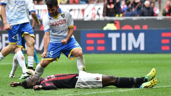 بالوتيلي على الأرض بعد إهداره لركلة الجزاء