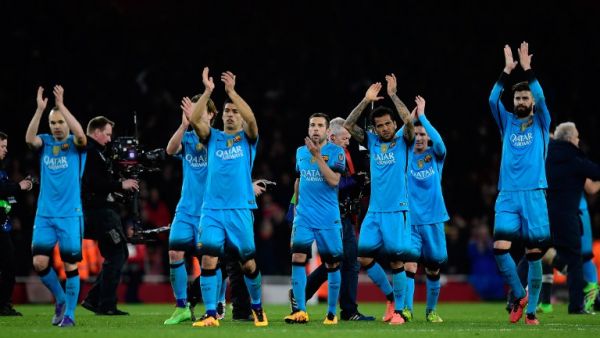 لاعبو برشلونة يحتفلون بالفوز على آرسنال