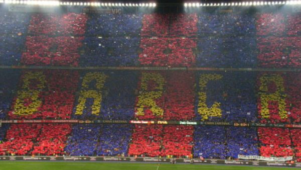 لقطة لمشجعي برشلونة في ملعب كامب ناو