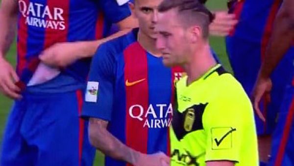 أحد لاعبي إيلدينسي يبكي بعد نهاية المباراة