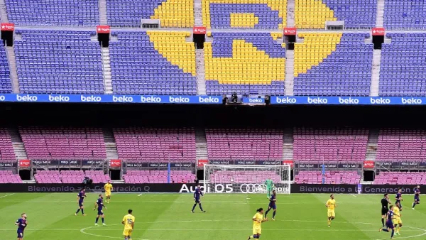 مدرجات خاوية في ملعب كامب ناو خلال مباراة برشلونة ولاس بالماس