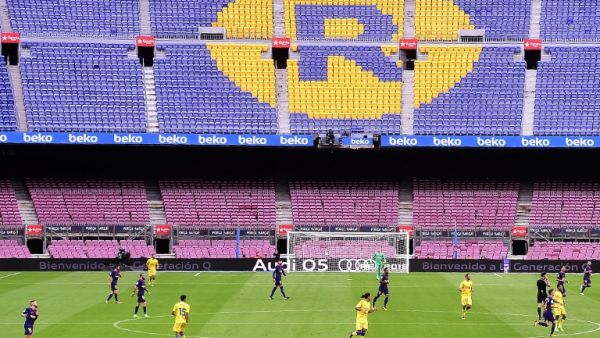 مدرجات خاوية في ملعب كامب ناو خلال مباراة برشلونة ولاس بالماس