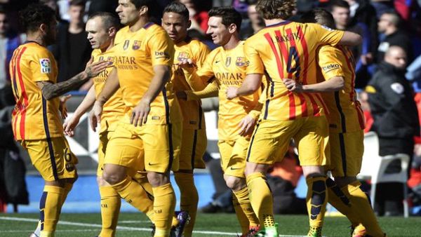 لاعبو البارسا يحتفلون خلال المباراة