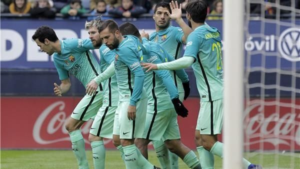 لاعبو برشلونة يحتفلون بأحد الأهداف